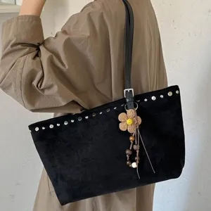 Sac cabas noir en suédine pour femme, grand sac porté épaule avec rivets et charm fleur pompon