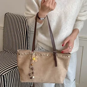 Sac cabas vintage de grande capacité avec rivets et pendentif fleur pour femmes.