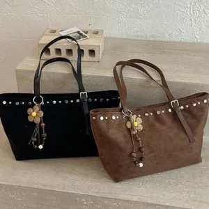 Sac cabas rétro pour femme grande capacité avec rivets métalliques et pendentif pompon élégant.