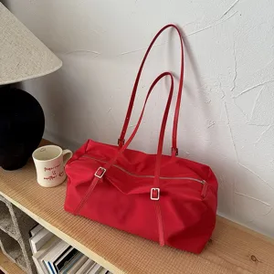 Rote Nylon Tragetasche Detailaufnahme, lässige Pendler Schultertasche mit Schnalle.