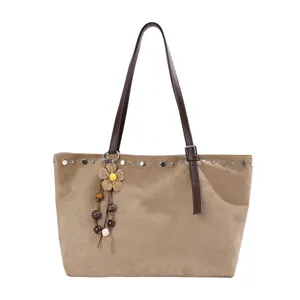 Sac cabas vintage en suédine pour femme avec rivets, grand sac porté épaule élégant.