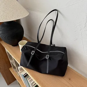 Schwarze Nylon Umhängetasche Detailansicht, lässiger minimalistischer Pendler Reise Stil.