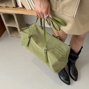 Grüne lässige Umhängetasche für Damen, stilvolle minimalistische Pendlertasche Detail.