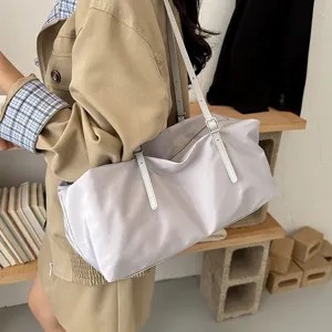 Minimalistische hellgraue Schulter-Tote-Bag mit schmalen Riemen, ideal für den Alltag.