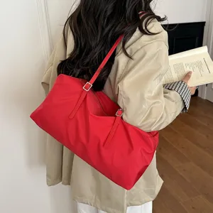 Minimalistische rote Nylon-Umhängetasche, schicke Freizeittasche mit verstellbaren Trägern.