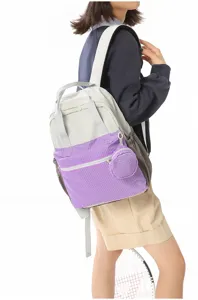 Sac à dos coloré léger avec poche avant et pochette, vue détaillée portée par modèle.