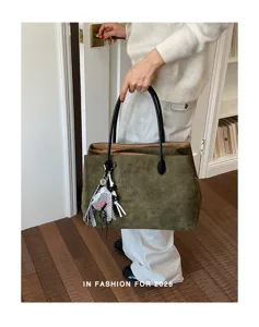 Olijfgroene suède tote bag voor dames, elegante vintage schoudertas met stijlvolle hanger.