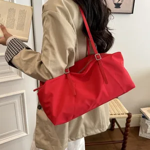 Stylische rote Schultertasche für Damen, minimalistische Freizeittasche für Alltag, Arbeit und Reise.
