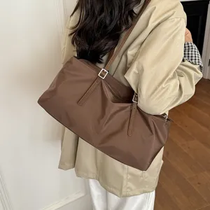 Elegante braune Nylon Umhängetasche für Damen, große Freizeittasche und modische Alltagstasche.