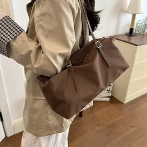 Stylische braune Nylon Freizeittasche, perfekt für den täglichen Weg zur Arbeit & Reisen.