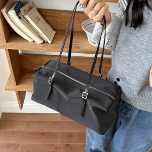 Detailansicht der lässigen schwarzen Nylonschultertasche, vielseitiges Design für Pendeln.
