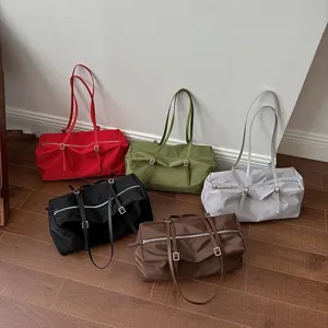 Minimalistische Nylon Freizeittasche, modische Umhängetasche für Alltag und Reisen.
