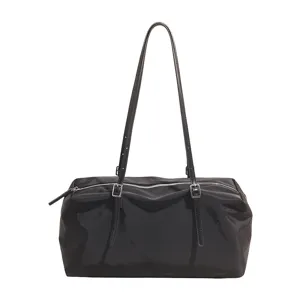 Lässige schwarze Nylon-Umhängetasche für Damen, minimalistische Pendler-Tasche mit langen Trägern.