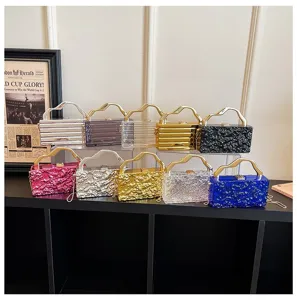 Borsa da sera in acrilico con manico in metallo e catena, elegante pochette colorata.