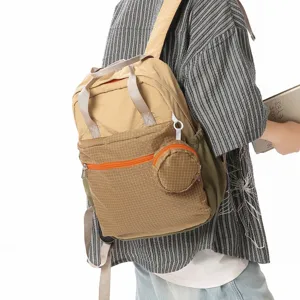 Grand sac à dos décontracté pour femme, cartable de voyage élégant avec grande poche avant.