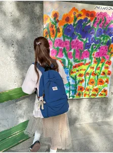 Detailansicht vom lässigen Damen-Canvas-Rucksack, große Kapazität und stylische Schultasche.