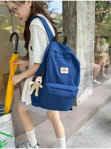Detailansicht des lässigen Canvas-Rucksacks am Model mit Vordertasche und Plüschtier.