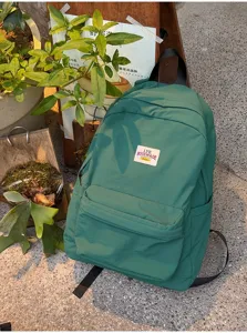 Grüner Freizeitrucksack mit Fronttasche und Label-Detail für den täglichen Weg.