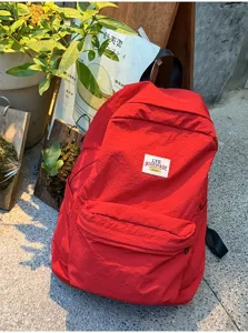 Großer roter Freizeitrucksack mit großer Kapazität für Damen, ideal für Schule und Reisen.