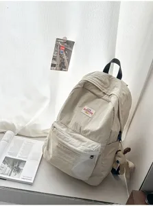 Beigefarbener Canvas Rucksack mit grossem Hauptfach, Fronttasche und niedlichem Anhänger.