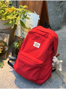 Lockerer roter Segeltuch-Rucksack mit süßem Hundeanhänger, große Reise-Schultasche für Studenten.