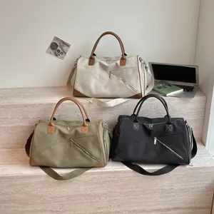 Vue détaillée de grands sacs de voyage en toile de différentes couleurs au design élégant.