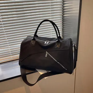 Grand sac de voyage en toile de grande capacité avec bandoulière et poches zippées.