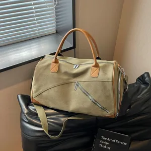 Gros plan détaillé du sac de voyage en toile présentant un tissu texturé de haute qualité.