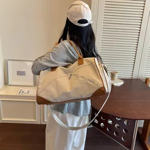 Vue détaillée du sac de voyage en toile, grand cabas bandoulière léger pour le sport et loisirs.
