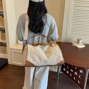Grand sac de voyage en toile pour femme, sac à bandoulière spacieux pour voyages et loisirs.