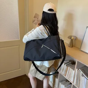 Grand sac de voyage en toile noire pour femme, sac de sport leger avec bandouillere.