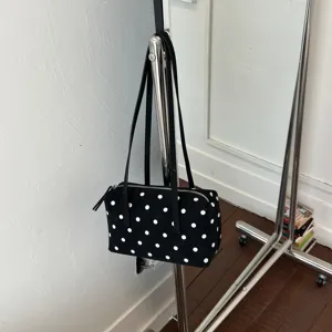 Bolso de hombro con lunares blancos y negros, elegante bolso casual para mujer de diario.