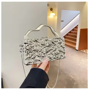 Borsa pochette metallica argento da donna, elegante borsa da sera con catena chic.