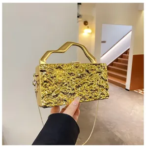 Vista dettagliata della lussuosa pochette metallica dorata con manico geometrico unico.