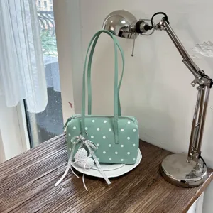 Bolso de boliche verde de lunares con correas largas y bonito colgante de corazón diario.