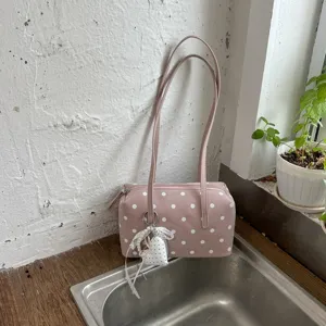 Bolso tipo bowling rosa de lunares con doble asa, elegante bolso de hombro para mujer.