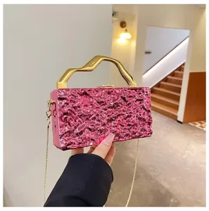 Borsa clutch rosa metallica con effetto stropicciato, manico dorato e tracolla a catena.