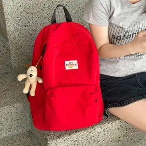 Roter Segeltuch Rucksack Freizeit Schule Reise Buchtasche mit Fronttasche und Anhänger.