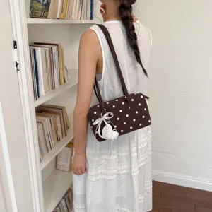 Chic bolso de boliche de lunares marrones con dije de perla, elegante bolso de hombro.