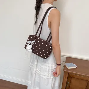 Bolso de hombro marrón con lunares, elegante bolso estilo bowling con lazo y colgante de perlas.