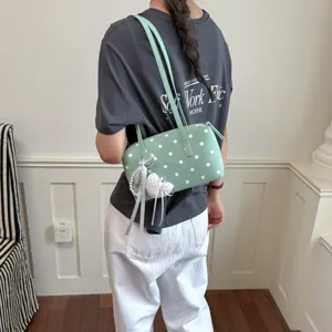 Chic bolso tipo bolo de lunares verdes, elegante bolso de hombro y bolso casual para el verano.