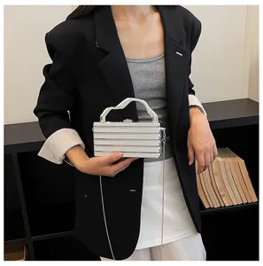 Elegante borsa pochette rigida metallica argento con maniglio e catena per donne moda.
