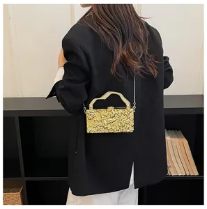 Borsa pochette metallica dorata chic con texture irregolare e tracolla a catena.