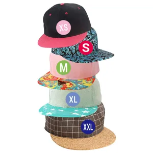 Modische Flat Brim Baseball Cap im Set mit verschiedenen bunten Mustern und Farben.