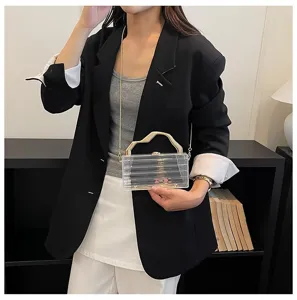 Elegante borsa da sera trasparente in acrilico con manico metallico dorato e catena.