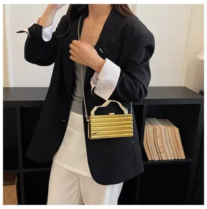 Borsa da sera dorata metallica con catena, elegante borsetta alla moda per donne.