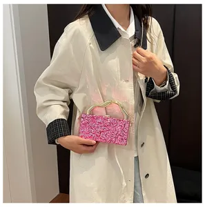 Borsa da sera rigida testurizzata rosa con manico in oro e catena per feste eleganti da donna.