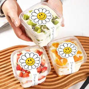 Scatole dessert quadrate in plastica trasparente con adesivi margherita sorridente.