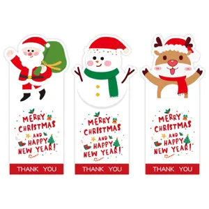 Detalle en primer plano de pegatinas navideñas con bonitos diseños de papá Noel, muñeco y reno.