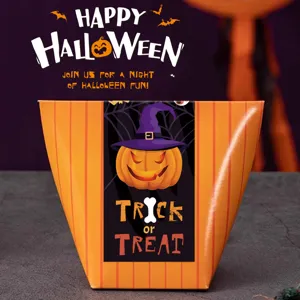 Vista detallada de la caja de regalo de Halloween con calabaza y rayas para fiestas.
